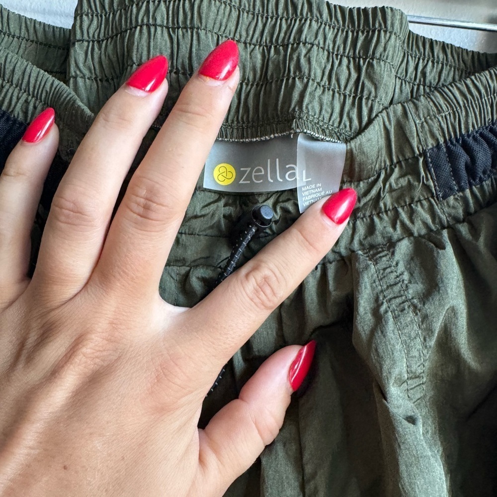 Zella Runyon High Waist Performance Shorts Olive Green Athleisure L Clean Girl - Picture 4 of 5